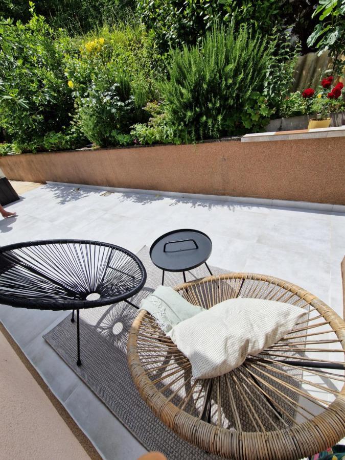 Ferienwohnung Mit 180° Meerblick Dobreć Exteriör bild